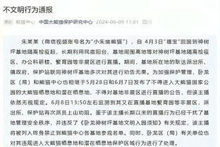 人气真的高！晚宴结束，C罗在护送下离开宴会厅